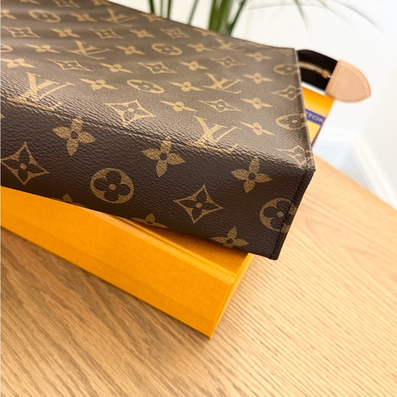 LOUIS VUITTON 2024 Monogram Canvas Toiletry Pouch 26 - Picture 8 of 15